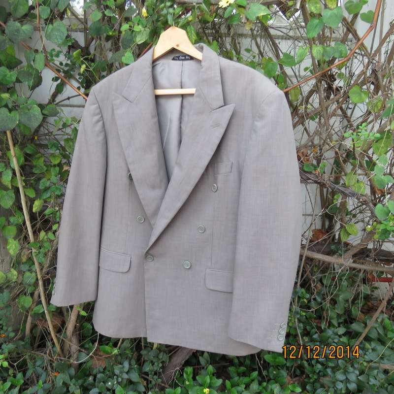 Handsome Men's light olive green lined jacket/lined in 100% polyester by ENZO Munari.Size 40R.As new