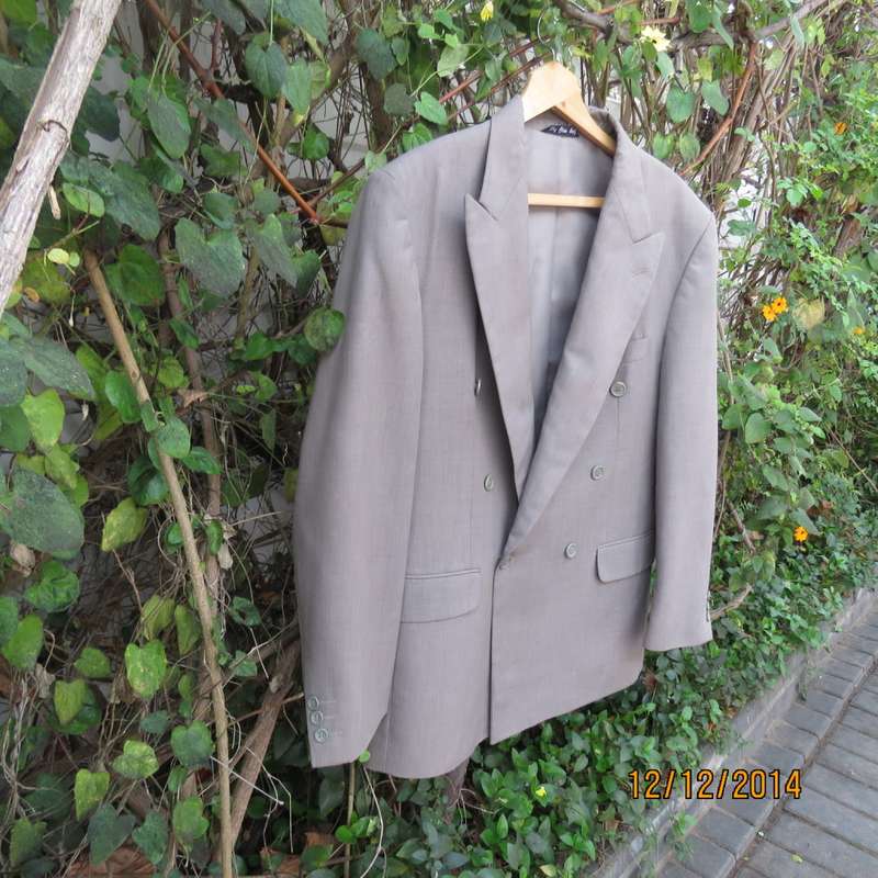 Handsome Men's light olive green lined jacket/lined in 100% polyester by ENZO Munari.Size 40R.As new