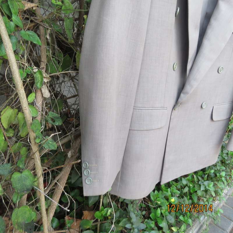 Handsome Men's light olive green lined jacket/lined in 100% polyester by ENZO Munari.Size 40R.As new