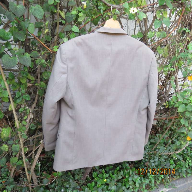 Handsome Men's light olive green lined jacket/lined in 100% polyester by ENZO Munari.Size 40R.As new