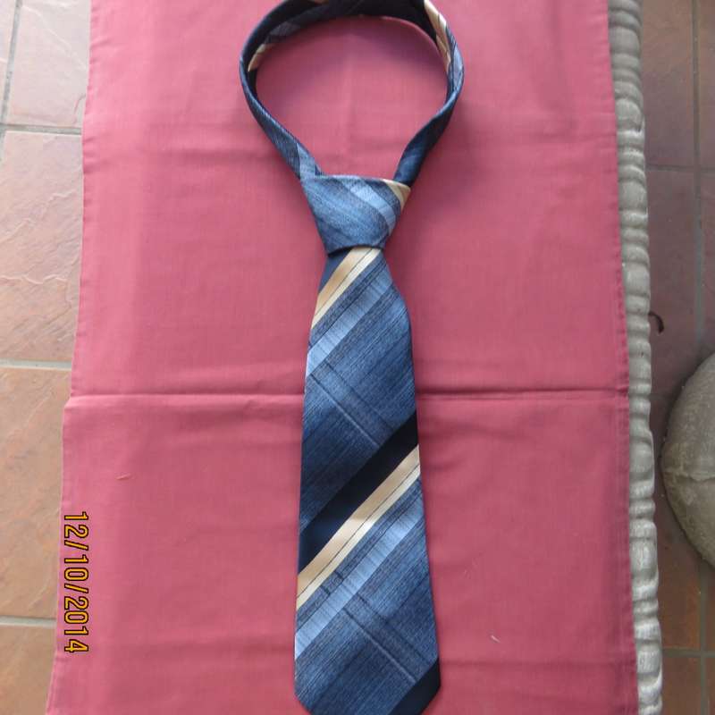 Stunning FRANCOIS MAUREL necktie in blues/cream. Width 10cm. New condition