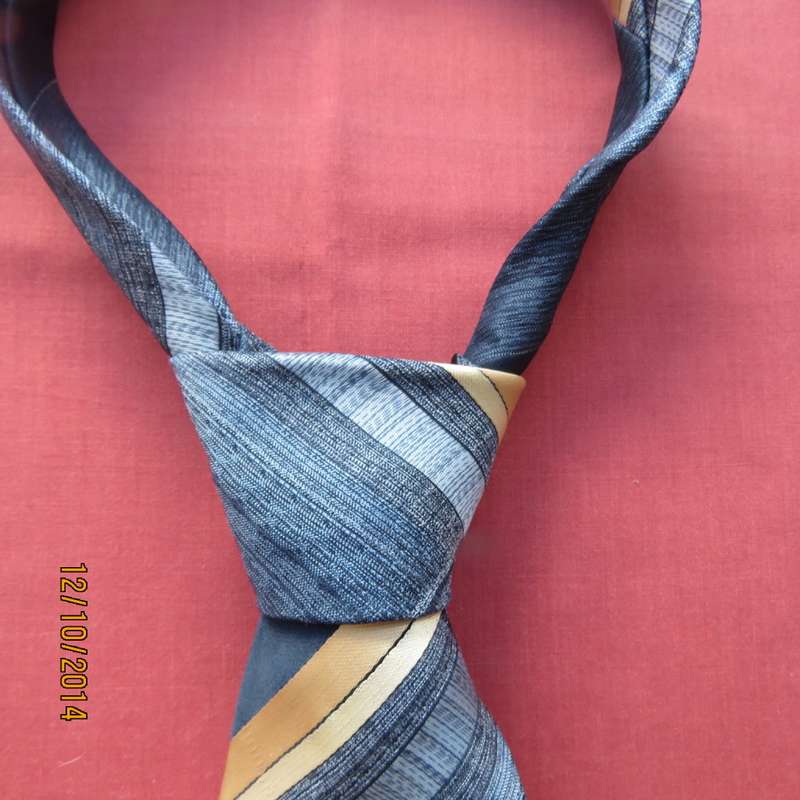 Stunning FRANCOIS MAUREL necktie in blues/cream. Width 10cm. New condition