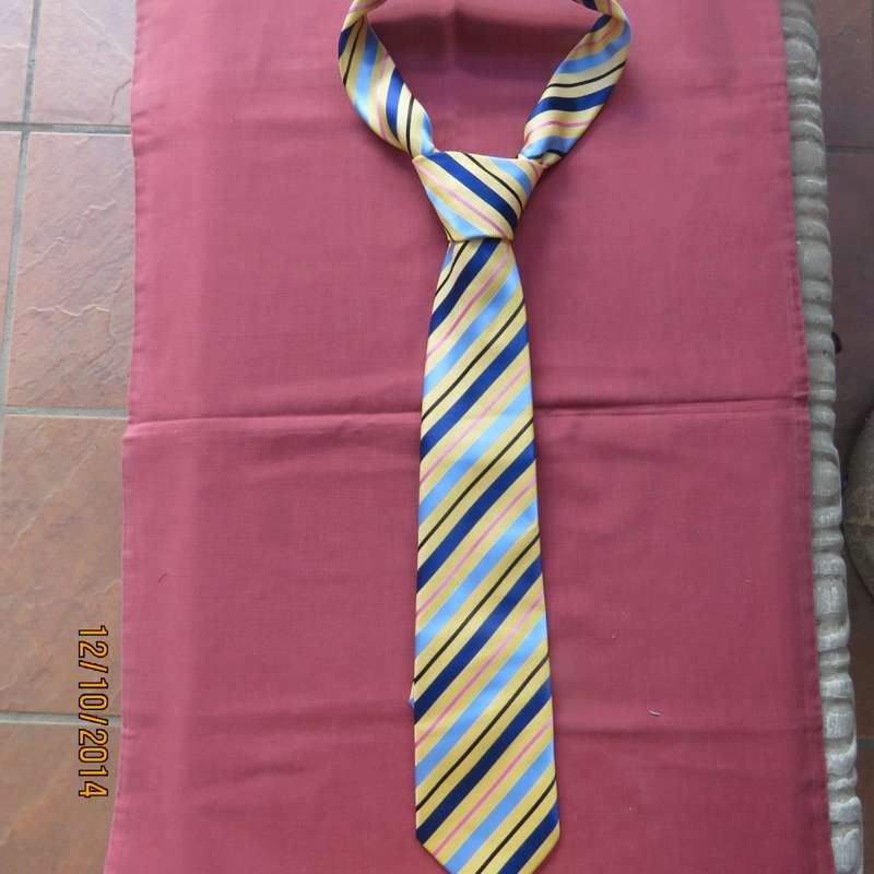 Men's cheerful fashion necktie by ROBERT DANIEL. Width 8cm. Brand new condition