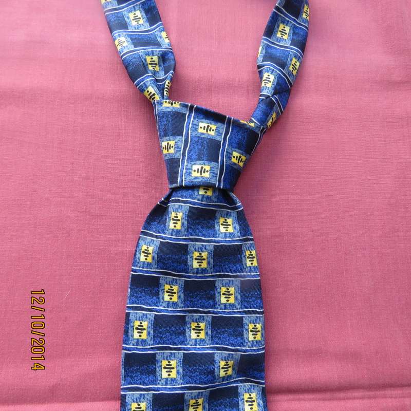 Handsome Men's necktie in blue horizontal stripes and yellow squares. By CRAVATEUR. Brand new cond.