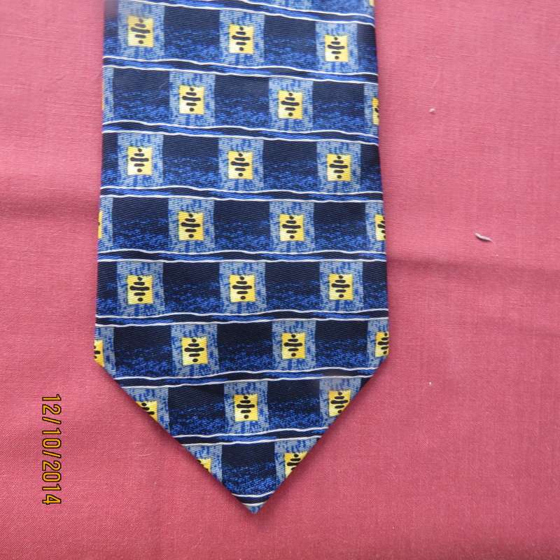 Handsome Men's necktie in blue horizontal stripes and yellow squares. By CRAVATEUR. Brand new cond.