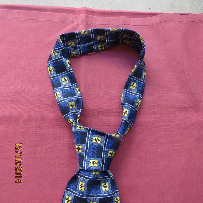 Handsome Men's necktie in blue horizontal stripes and yellow squares. By CRAVATEUR. Brand new cond.