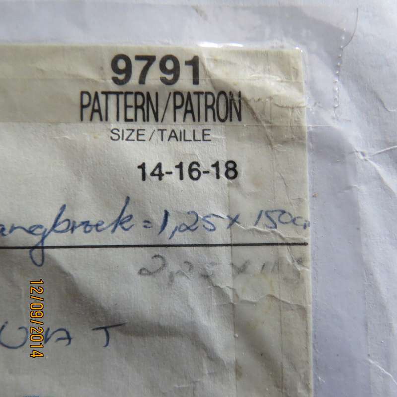 Sewing pattern by VERY EASY VOGUE 9791 for pants, jacket,skirt . Sizes 38 to 42. Complete.