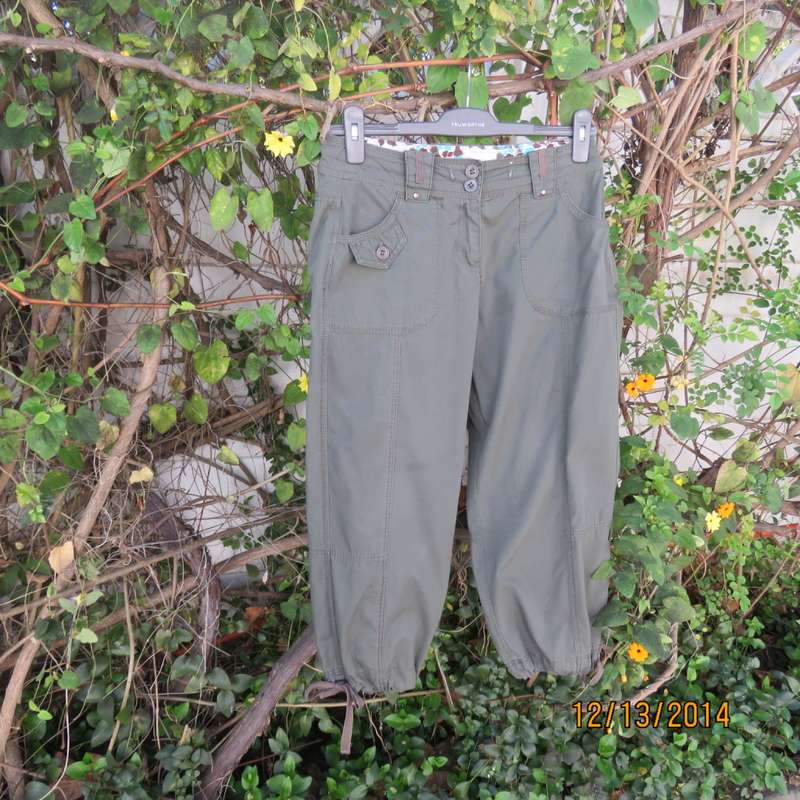 Modern seaweed green cropped 100% cotton pants. Pockets back/front. Drawstring leg hems.Size 33.