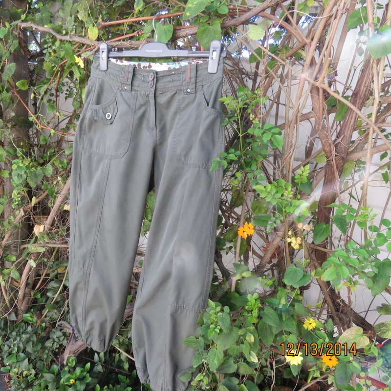 Modern seaweed green cropped 100% cotton pants. Pockets back/front. Drawstring leg hems.Size 33.