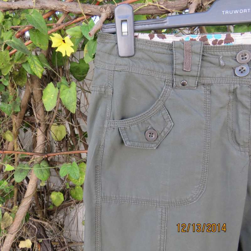 Modern seaweed green cropped 100% cotton pants. Pockets back/front. Drawstring leg hems.Size 33.
