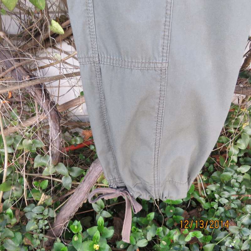 Modern seaweed green cropped 100% cotton pants. Pockets back/front. Drawstring leg hems.Size 33.