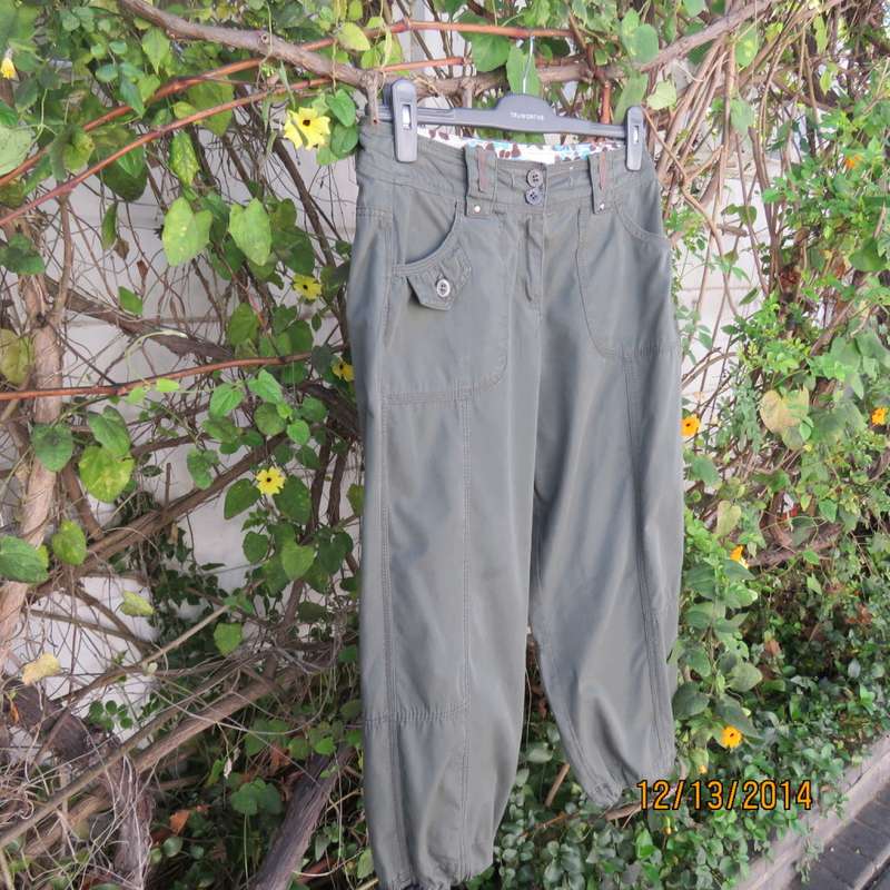 Modern seaweed green cropped 100% cotton pants. Pockets back/front. Drawstring leg hems.Size 33.
