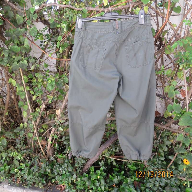 Modern seaweed green cropped 100% cotton pants. Pockets back/front. Drawstring leg hems.Size 33.