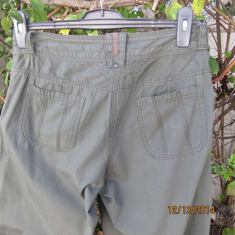 Modern seaweed green cropped 100% cotton pants. Pockets back/front. Drawstring leg hems.Size 33.