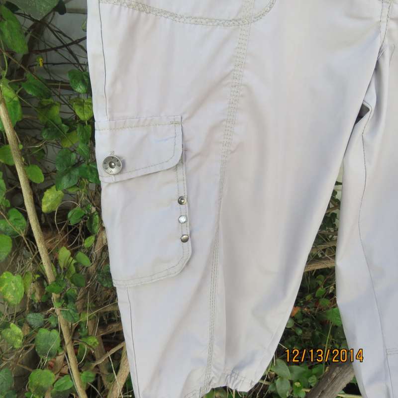 Fashion polycotton cropped pants in ecru colour. Four large pockets. Drawstring leg hems.Size 42.