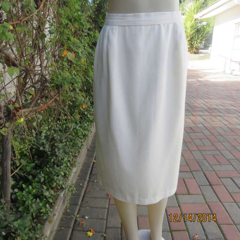 One of a kind boutique made lined pencil skirt in ivory textured polycotton. Size 34 New cond.