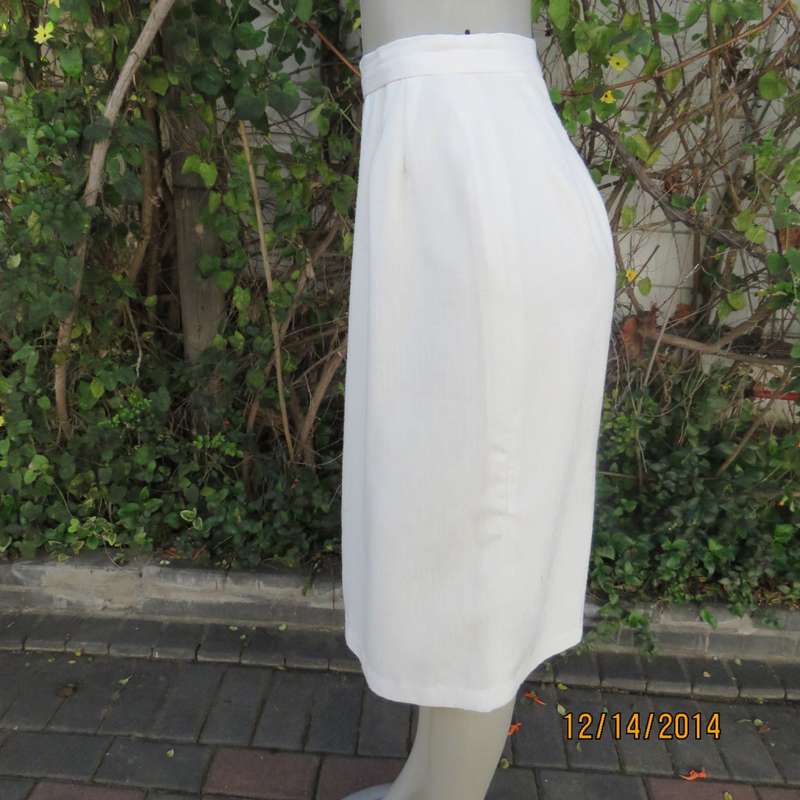 One of a kind boutique made lined pencil skirt in ivory textured polycotton. Size 34 New cond.