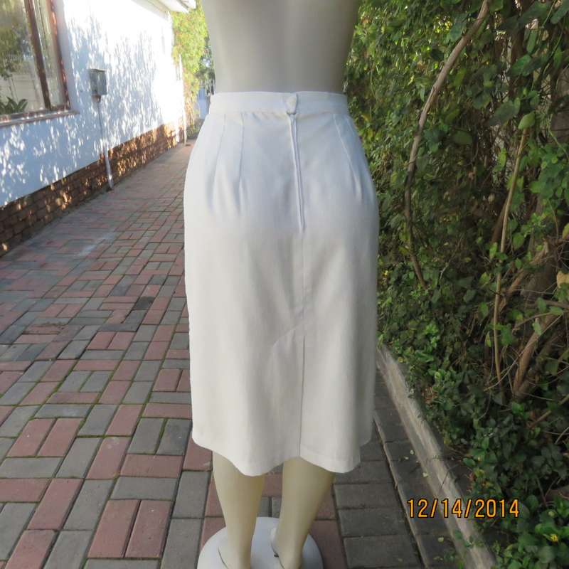 One of a kind boutique made lined pencil skirt in ivory textured polycotton. Size 34 New cond.