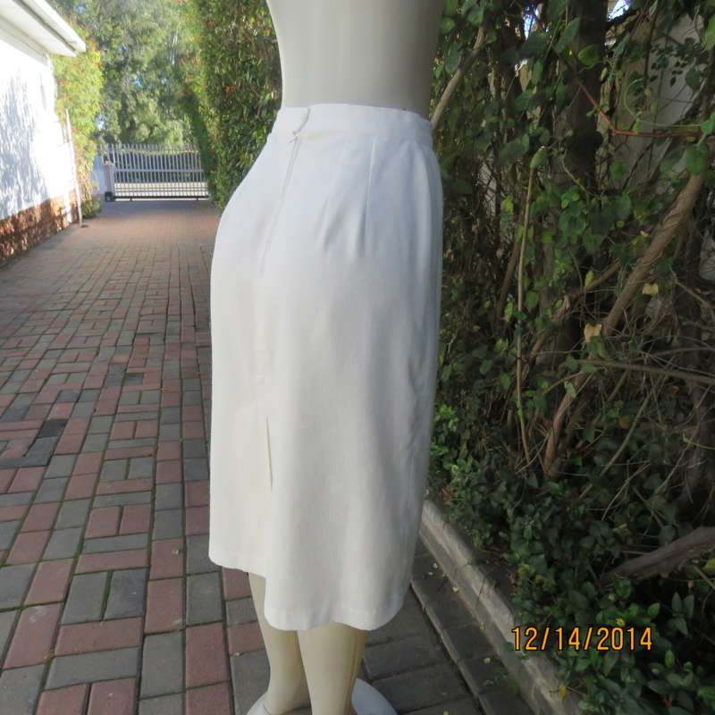 One of a kind boutique made lined pencil skirt in ivory textured polycotton. Size 34 New cond.