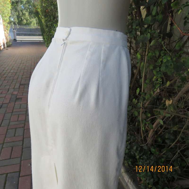 One of a kind boutique made lined pencil skirt in ivory textured polycotton. Size 34 New cond.