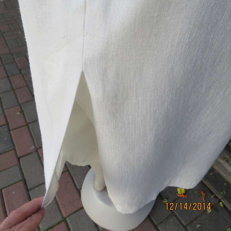 One of a kind boutique made lined pencil skirt in ivory textured polycotton. Size 34 New cond.
