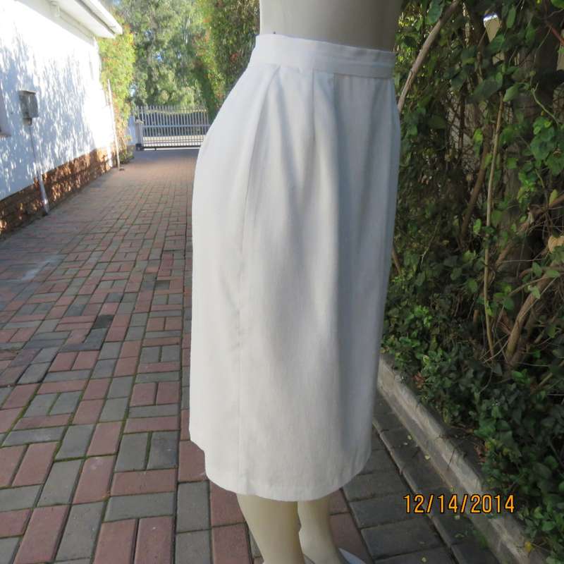 One of a kind boutique made lined pencil skirt in ivory textured polycotton. Size 34 New cond.