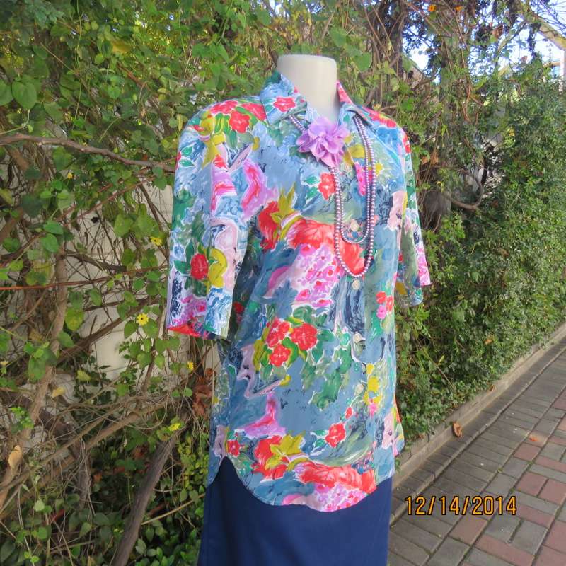 Colouful floral button down top with collar/rounded hems/short sleeves. Size 34 by CONCEPTS.As new