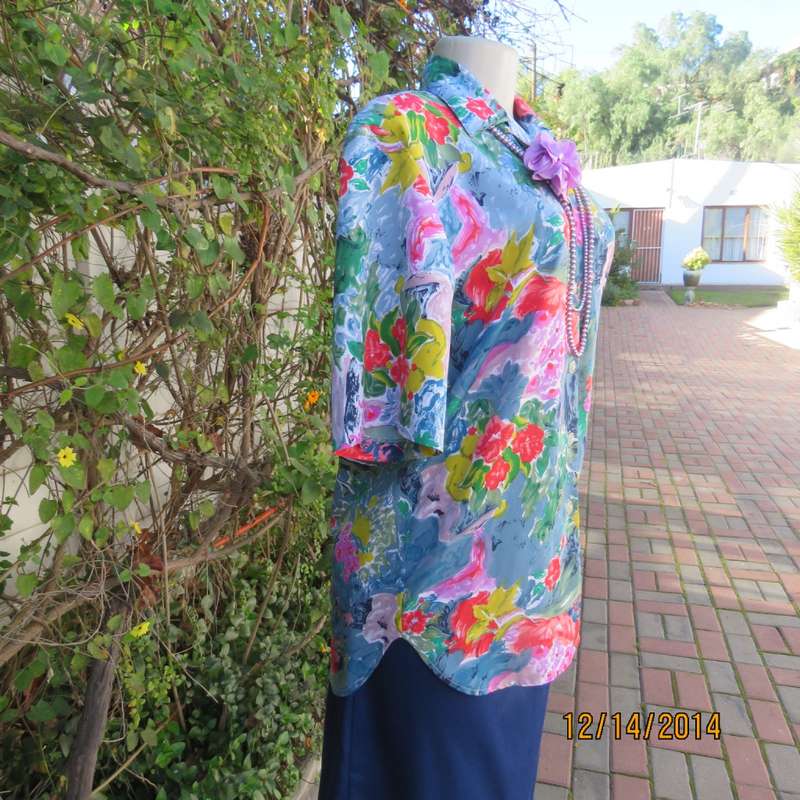 Colouful floral button down top with collar/rounded hems/short sleeves. Size 34 by CONCEPTS.As new