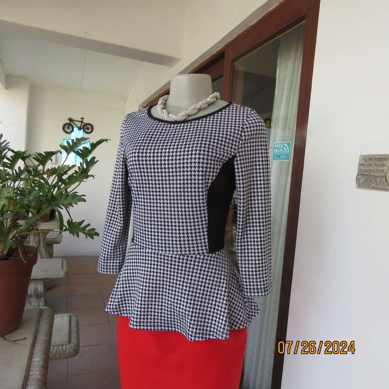 Chic peplum style houndstooth pattern long sleeve top/blacl inlays. Stretch poly.Size 30 by WWW.
