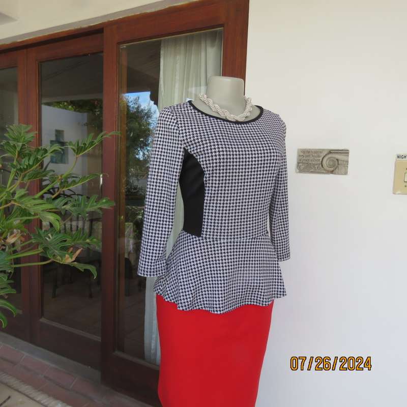 Chic peplum style houndstooth pattern long sleeve top/blacl inlays. Stretch poly.Size 30 by WWW.