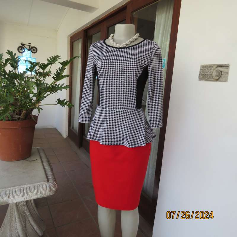 Chic peplum style houndstooth pattern long sleeve top/blacl inlays. Stretch poly.Size 30 by WWW.