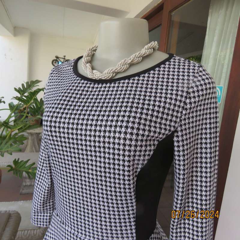 Chic peplum style houndstooth pattern long sleeve top/blacl inlays. Stretch poly.Size 30 by WWW.