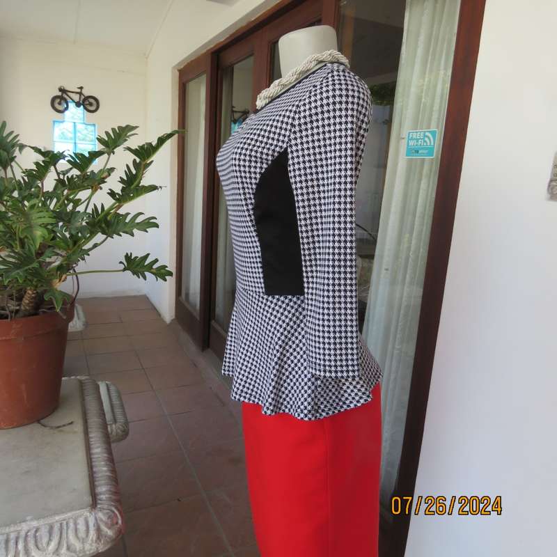 Chic peplum style houndstooth pattern long sleeve top/blacl inlays. Stretch poly.Size 30 by WWW.