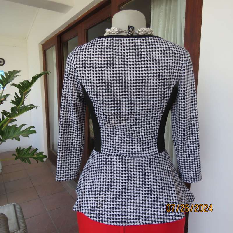 Chic peplum style houndstooth pattern long sleeve top/blacl inlays. Stretch poly.Size 30 by WWW.