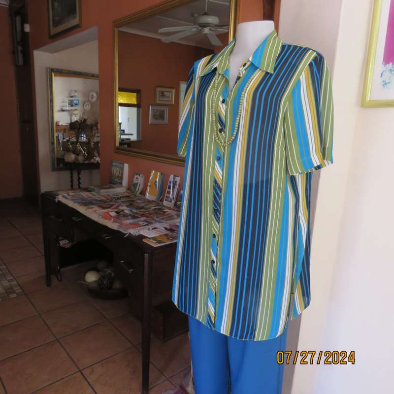 Fabulous DONNA CLAIRE size 42 blue/green/mustard/black vertical striped polyester top. Brand new con