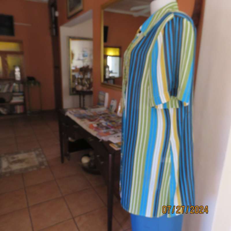 Fabulous DONNA CLAIRE size 42 blue/green/mustard/black vertical striped polyester top. Brand new con