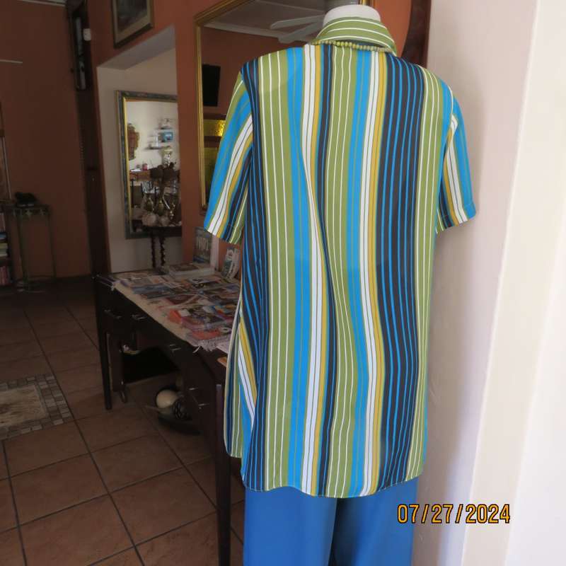 Fabulous DONNA CLAIRE size 42 blue/green/mustard/black vertical striped polyester top. Brand new con