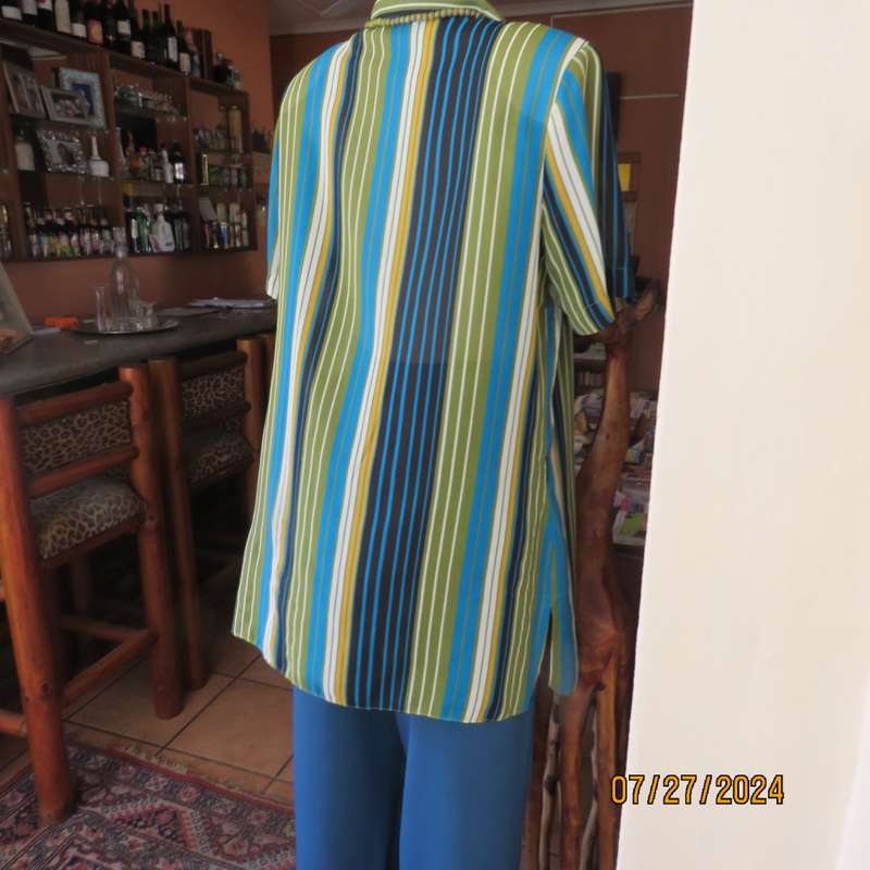Fabulous DONNA CLAIRE size 42 blue/green/mustard/black vertical striped polyester top. Brand new con
