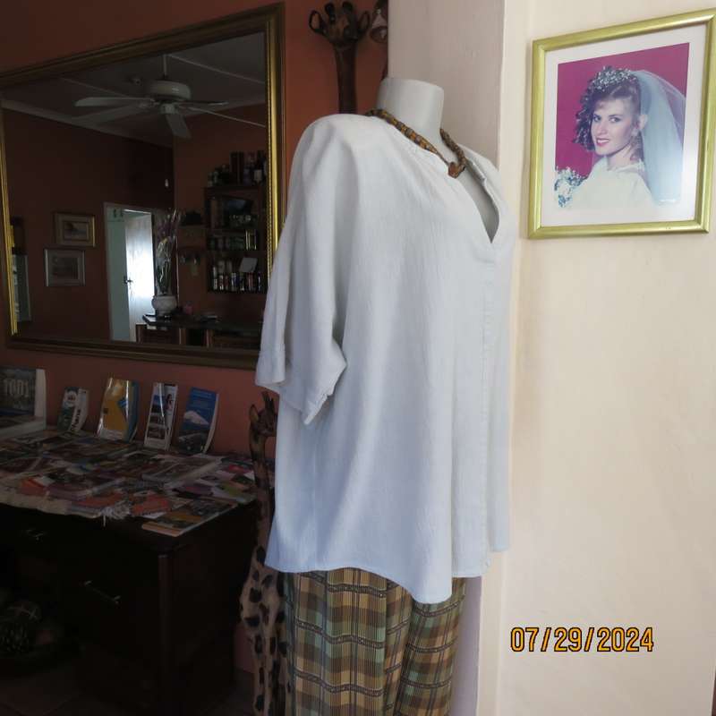 Creased cotton slip over soft mint green top. Short cut-on sleeves. Gathering at back.Size 40.V neck