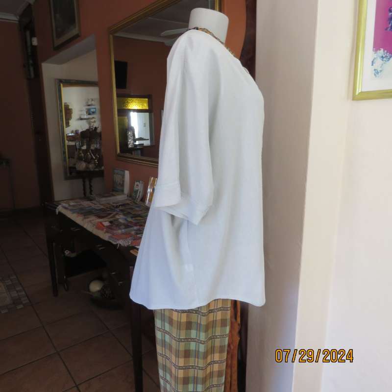 Creased cotton slip over soft mint green top. Short cut-on sleeves. Gathering at back.Size 40.V neck