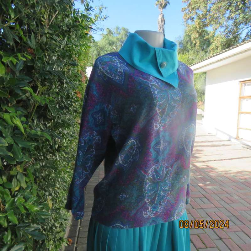 Unique vintage slip over paisley pattern long sleeve top/cross over turquoise collar. Size 35  CHESS