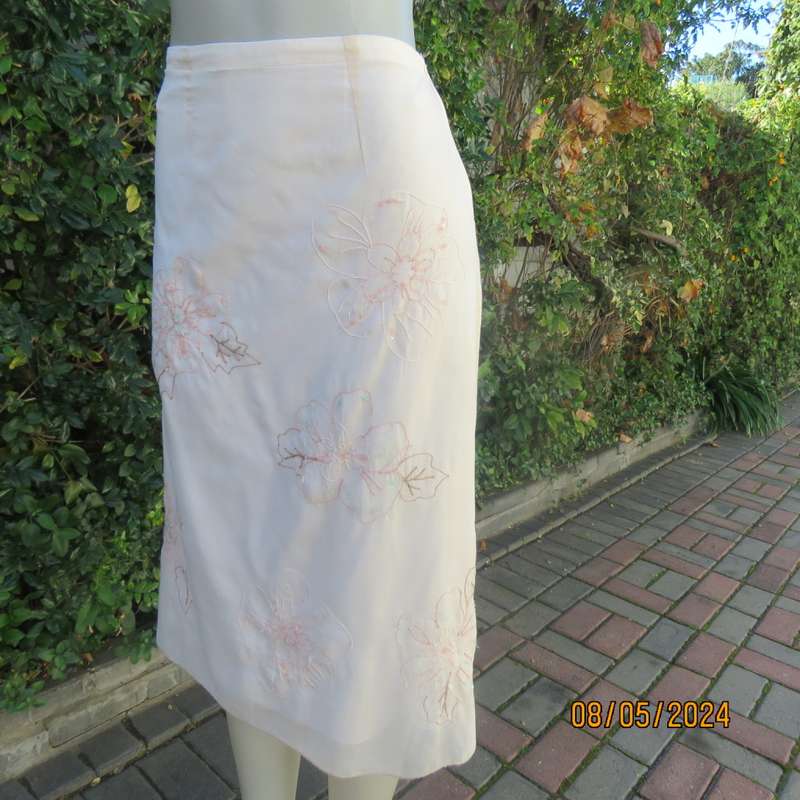 Amazing rich cream A-Line lined skirt in thin cotton with bold floral embroidery.By TRUW. Glam 36