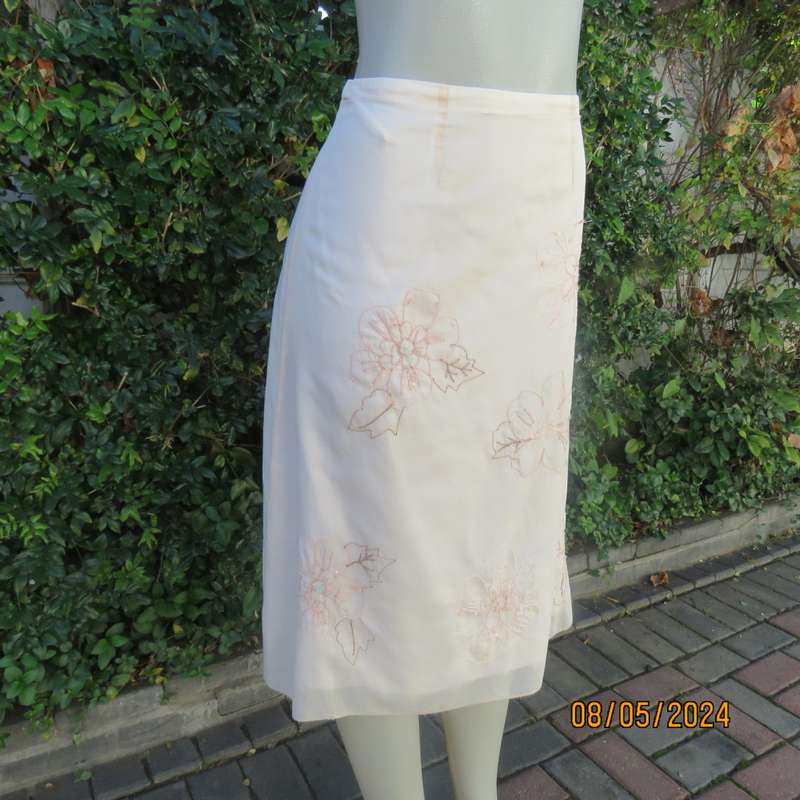 Amazing rich cream A-Line lined skirt in thin cotton with bold floral embroidery.By TRUW. Glam 36
