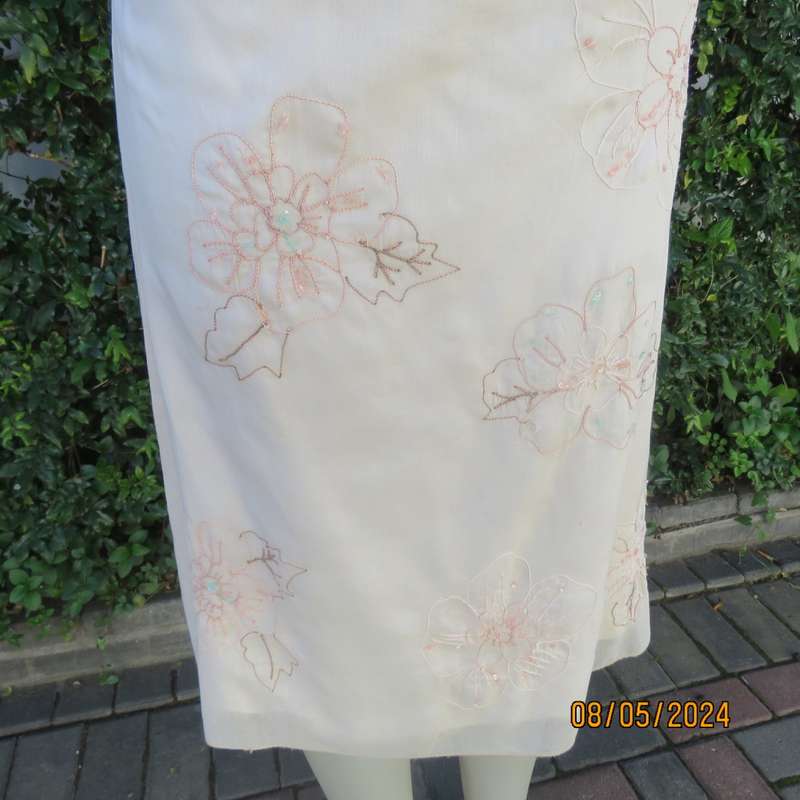 Amazing rich cream A-Line lined skirt in thin cotton with bold floral embroidery.By TRUW. Glam 36