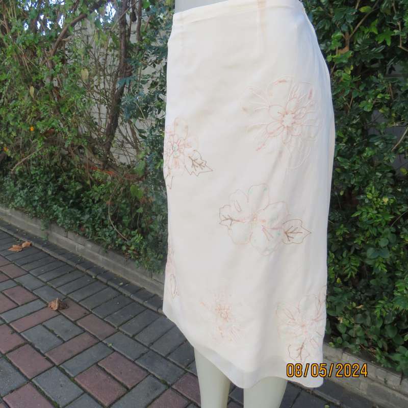 Amazing rich cream A-Line lined skirt in thin cotton with bold floral embroidery.By TRUW. Glam 36