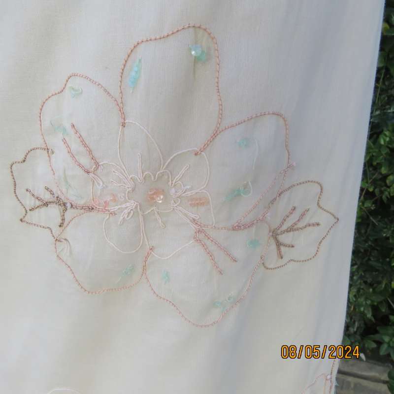 Amazing rich cream A-Line lined skirt in thin cotton with bold floral embroidery.By TRUW. Glam 36