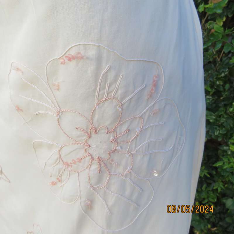Amazing rich cream A-Line lined skirt in thin cotton with bold floral embroidery.By TRUW. Glam 36