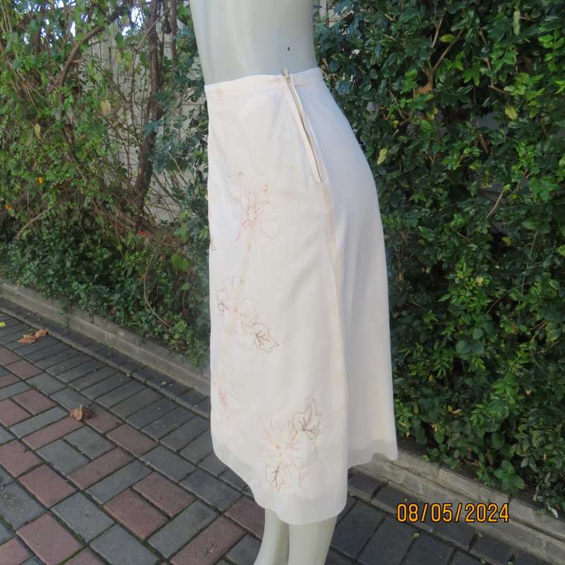 Amazing rich cream A-Line lined skirt in thin cotton with bold floral embroidery.By TRUW. Glam 36