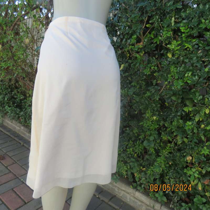 Amazing rich cream A-Line lined skirt in thin cotton with bold floral embroidery.By TRUW. Glam 36