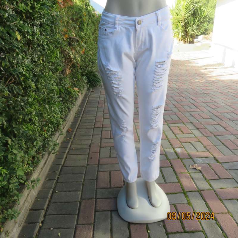 Fashion white distressed polycotton skinny jeans by NEW FEELING size 36.Back/front pockets.
